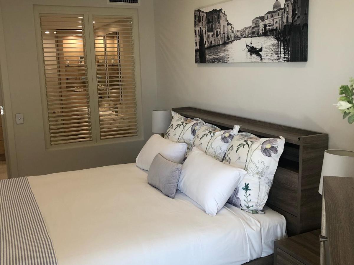 الشقق الفندقية خليج هيرفيفي  أليجرا هيرفي باي المظهر الخارجي الصورة A bedroom with plantation shutters