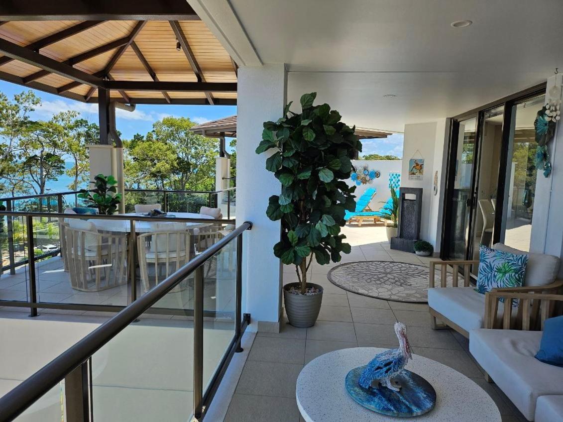 الشقق الفندقية خليج هيرفيفي  أليجرا هيرفي باي المظهر الخارجي الصورة A balcony at the Ritz-Carlton, Laguna Beach