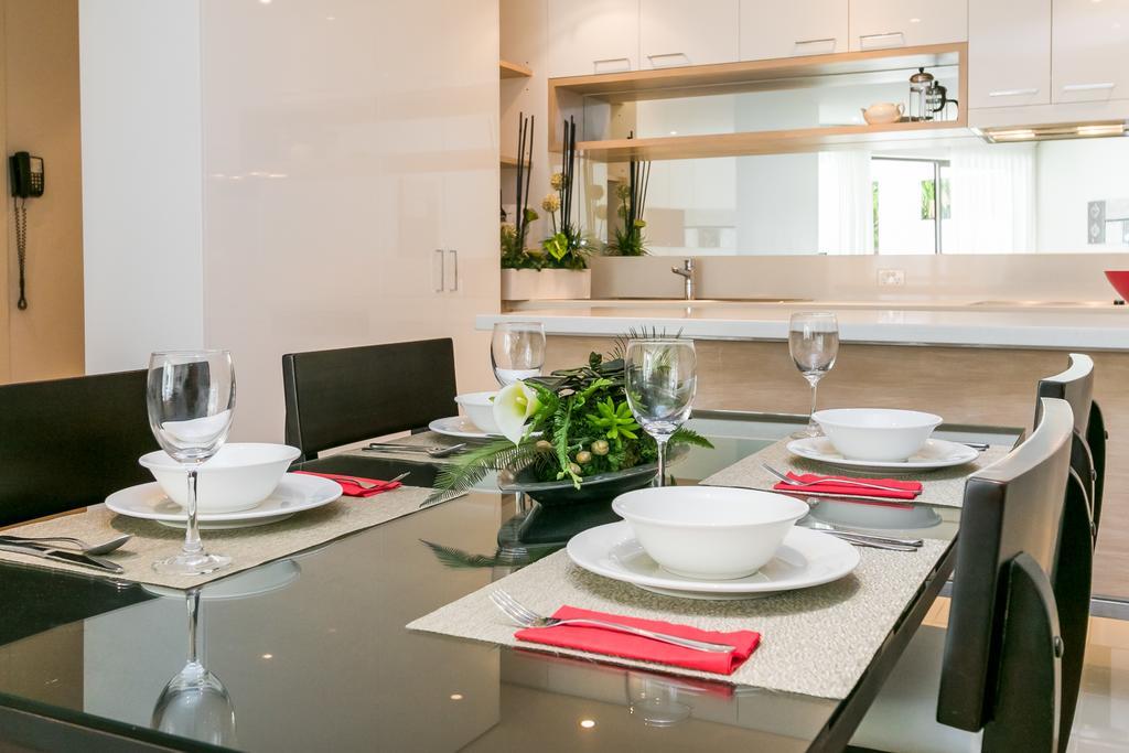 الشقق الفندقية خليج هيرفيفي  أليجرا هيرفي باي المظهر الخارجي الصورة A dining room table set for dinner
