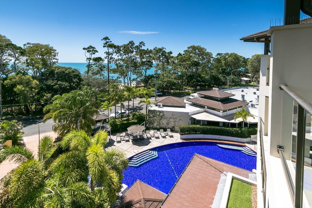 الشقق الفندقية خليج هيرفيفي  أليجرا هيرفي باي المظهر الخارجي الصورة View of the pool at the Mantra on Saltwater Island