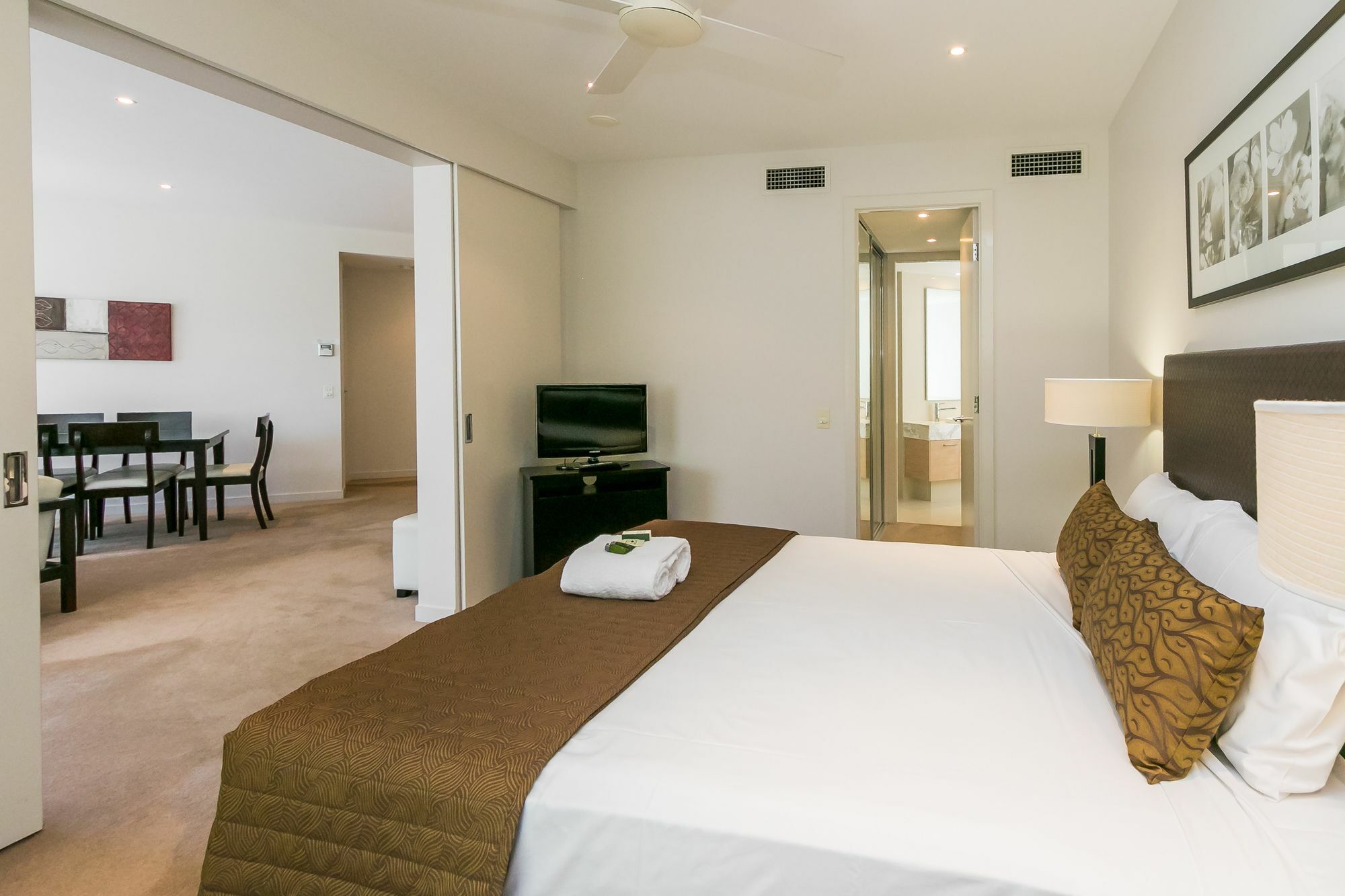 الشقق الفندقية خليج هيرفيفي  أليجرا هيرفي باي المظهر الخارجي الصورة A bedroom at the Mantra on Lake Orr